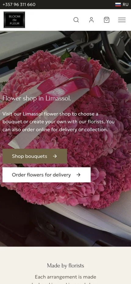 Bloom de Fleur’s flower shop homepage on a mobile screen